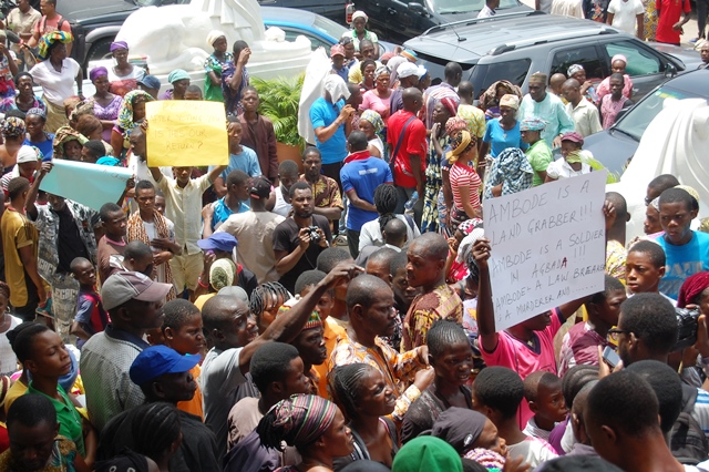 Residents of Makoko, Oko-Agbon, and Sogunro Resist Planned Demolition of their Communities